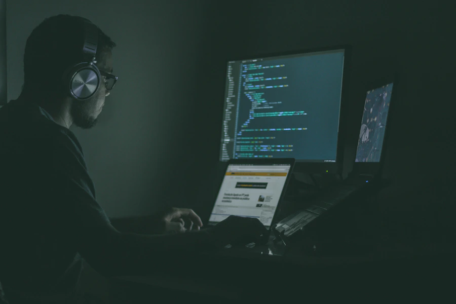 Tela escura exibindo linhas de código e dados de monitoramento